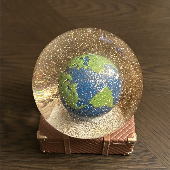 Glittering Earth Globe Snow light Globe on Brown    suitcase Base - Picture 7 of 7